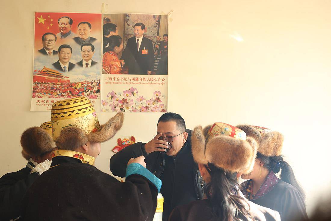 0Z9A8621 x 库局乡的干部与百姓欢度藏历新年.jpg