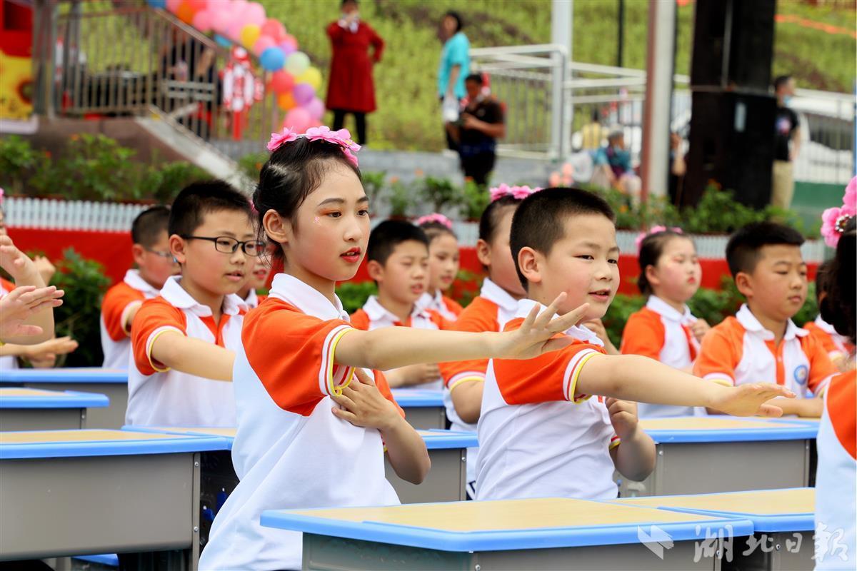 宣恩第四民族实验小学跳起课桌舞欢乐庆六一