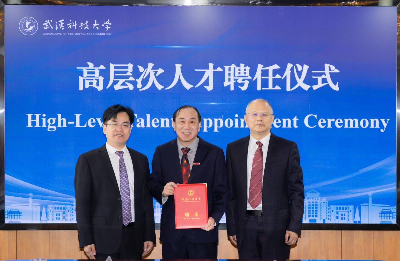 武科大党委书记倪红卫、校长吕勇为Chua Chee Kai院士颁发聘书.jpg