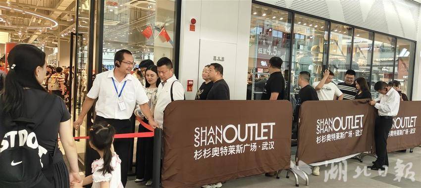 007 阿迪达斯人气很旺，顾客需排队等候进店。湖北日报全媒记者 汪洋 摄.jpg