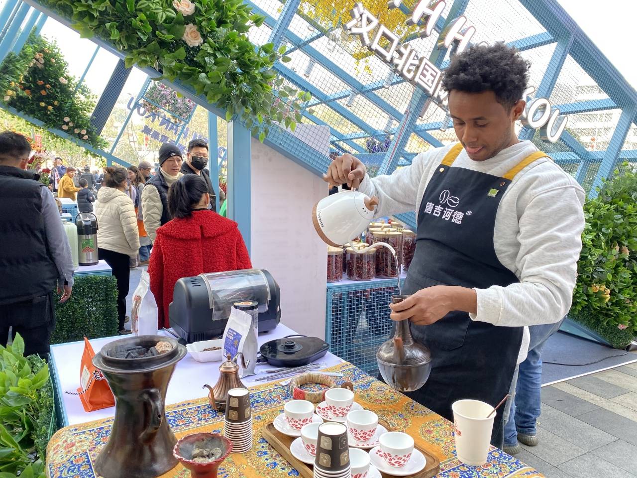 在武商梦时代“国潮好物市集”，埃塞俄比亚小伙贝卡·麦勒斯（Beka Melese）正在手冲咖啡招待顾客。（记者刘天纵摄）