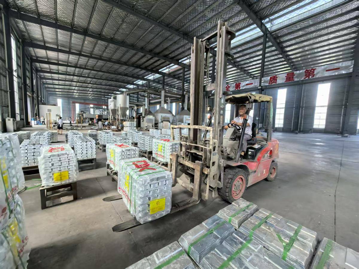在中小企业商业价值信用贷支持下，湖北鼎新新材料有限公司忙着赶订单。1（湖北日报全媒记者 方桐 通讯员 蔡青阳 摄）.jpg