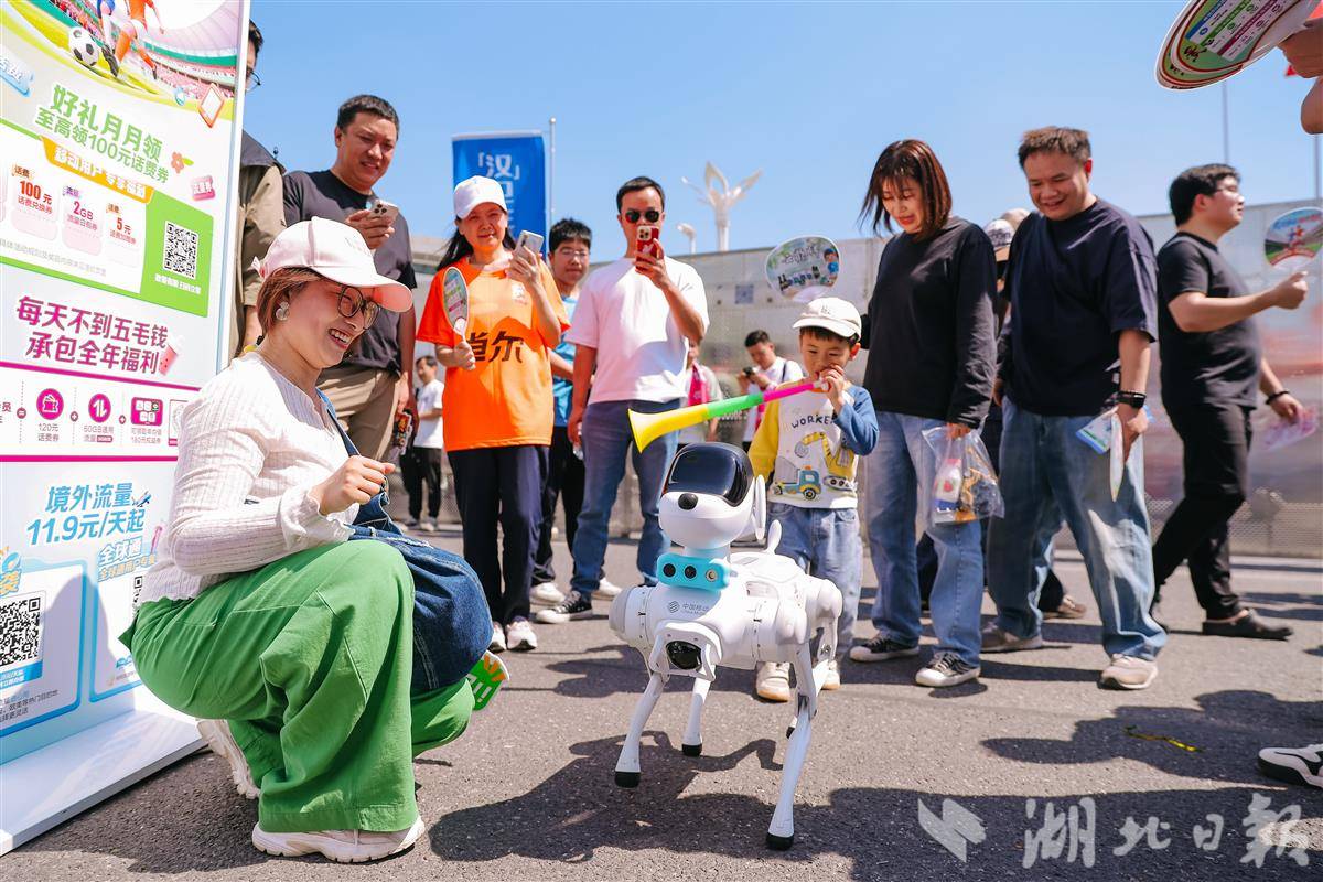 “楚超”赛场外，观众近距离感受数智技术与体育赛事碰撞的独特魅力.jpg