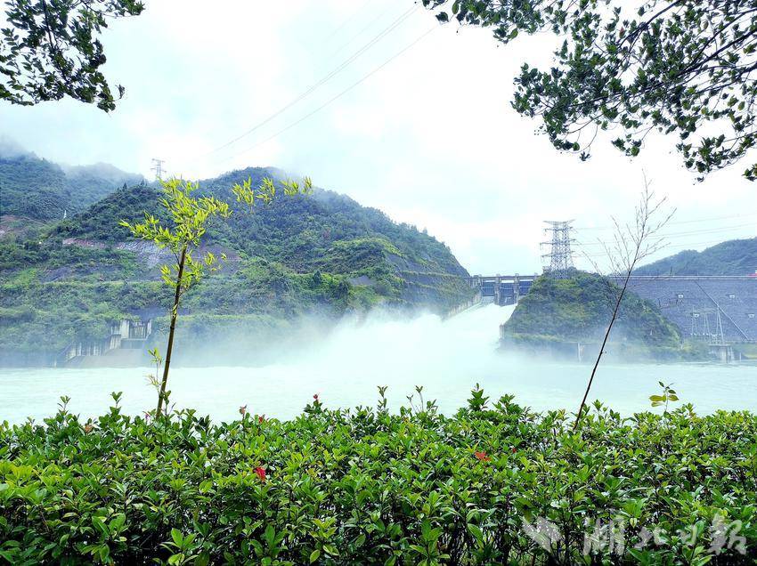 9月26日,竹山县潘口电站水库泄洪