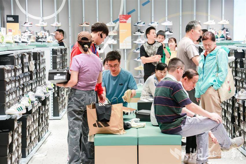 004 品牌店内，不少人试穿选购。杉杉奥莱 供图.jpg