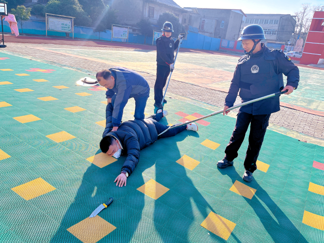 以"演"筑防,以"练"护幼