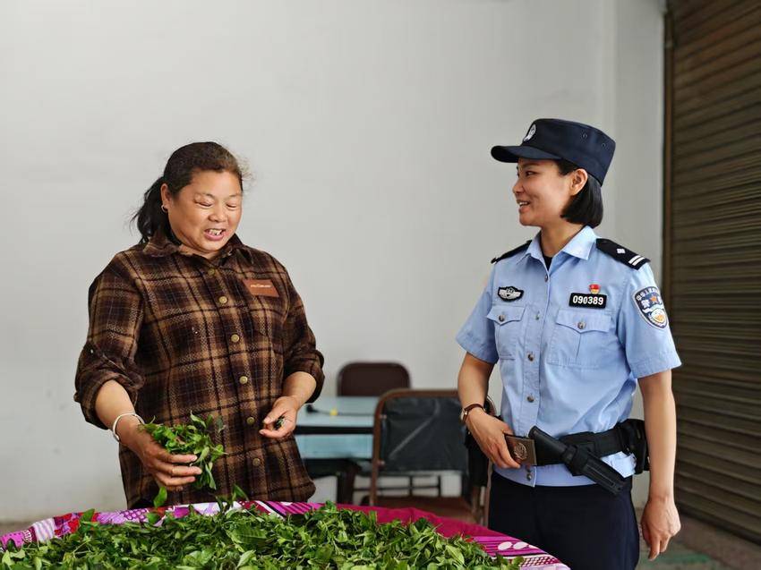 通城沙堆派出所所长杜蘅： 90后女警绽芳华 初心不改护民安 - 湖北日报新闻客户端