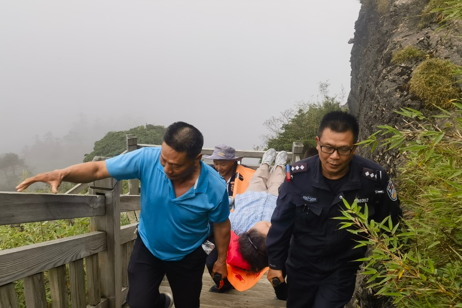游客景区突发不适,警景联动成功救助