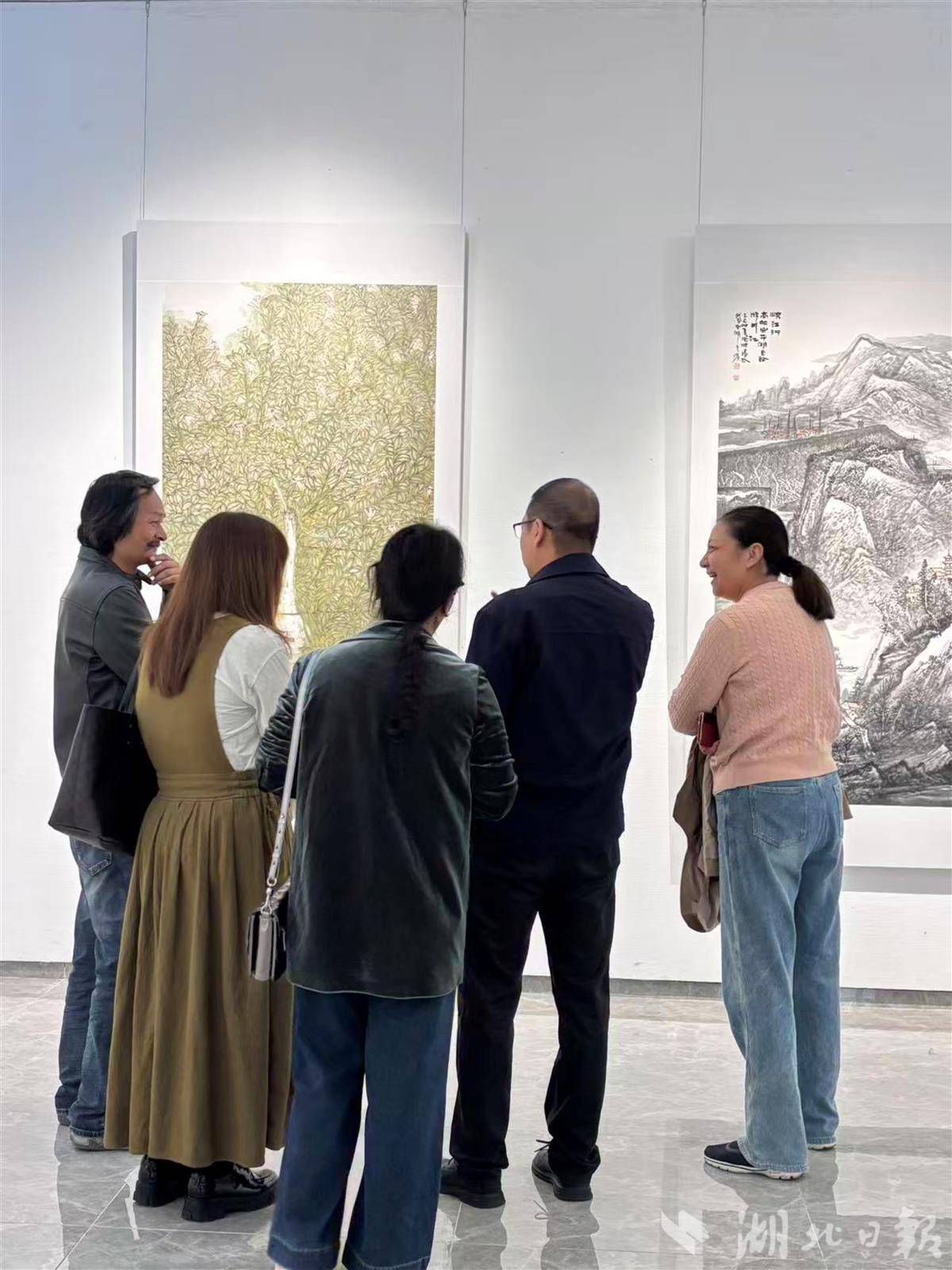 艺术家同观众一同鉴赏画作。王钰涵 摄.jpg