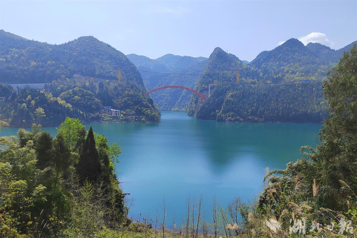 4月2日,一艘渡船自咸丰县朝阳寺镇兰家坝往峡口坝缓缓驶来,这是渡工何