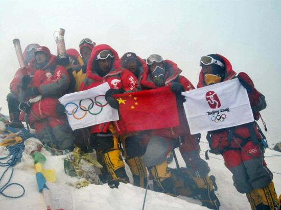 2008年5月8日,北京奥运圣火珠峰传递登山队成功登顶珠峰,中国登山队员