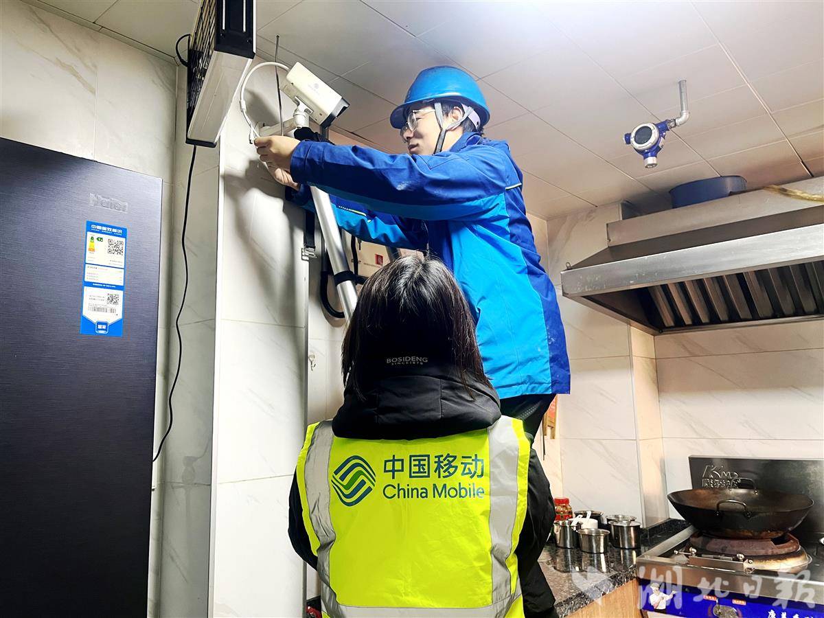 湖北移动技术人员在养老院后厨安装“千里眼”设备.jpg