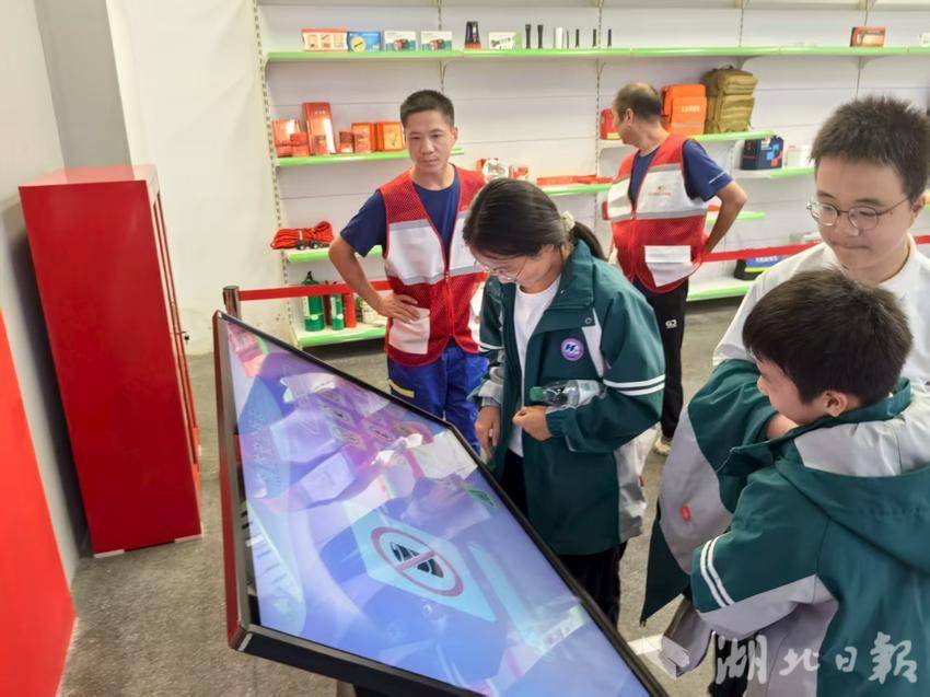 汉川市城隍镇中学开展"世界急救日"体验活动 百余名学生沉浸式学习