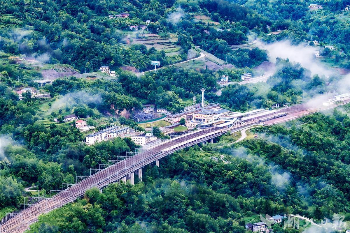 野三关火车站呈现新气象 - 湖北日报新闻客户端