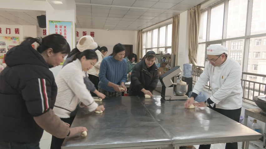 在中西式面点师培训班,学员们也正在进行面点制作,作为90后宝妈的柳