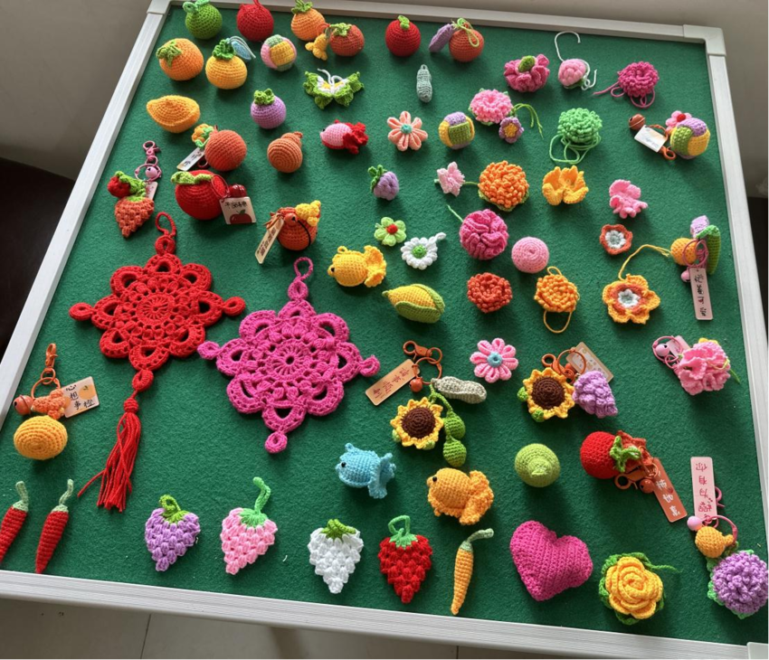 宜城市板桥店镇新街社区新时代文明实践站开展巧手巧思手工编织活动