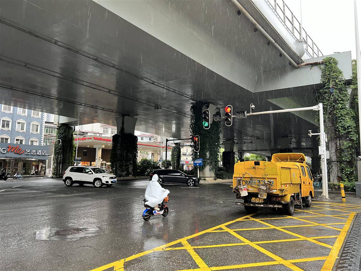武昌区水务局工作人员在雄楚大道湖北省公安厅附近值守
