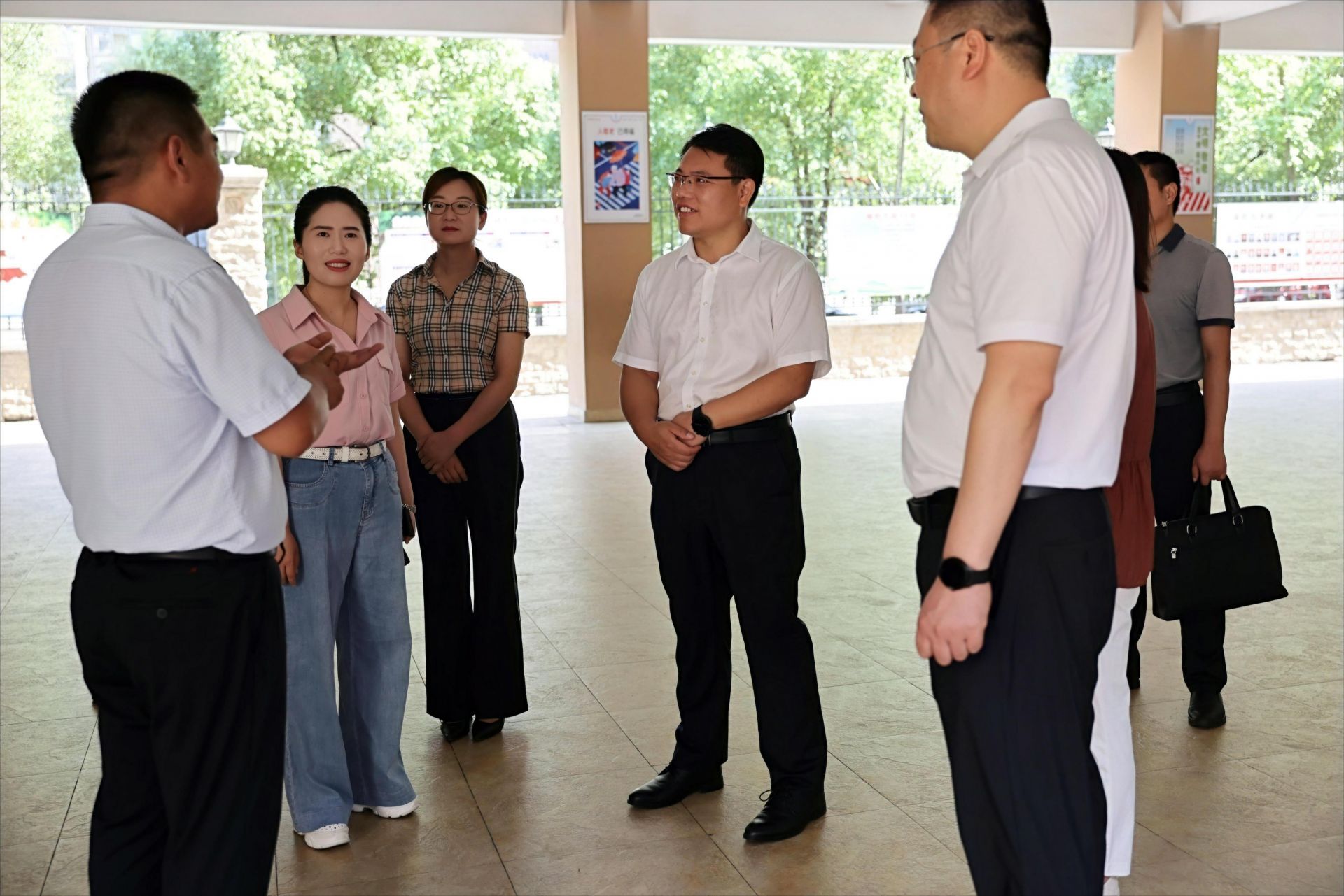 下基层察民情解民忧暖民心周俊明变端菜为点菜把我和你拉近成我们