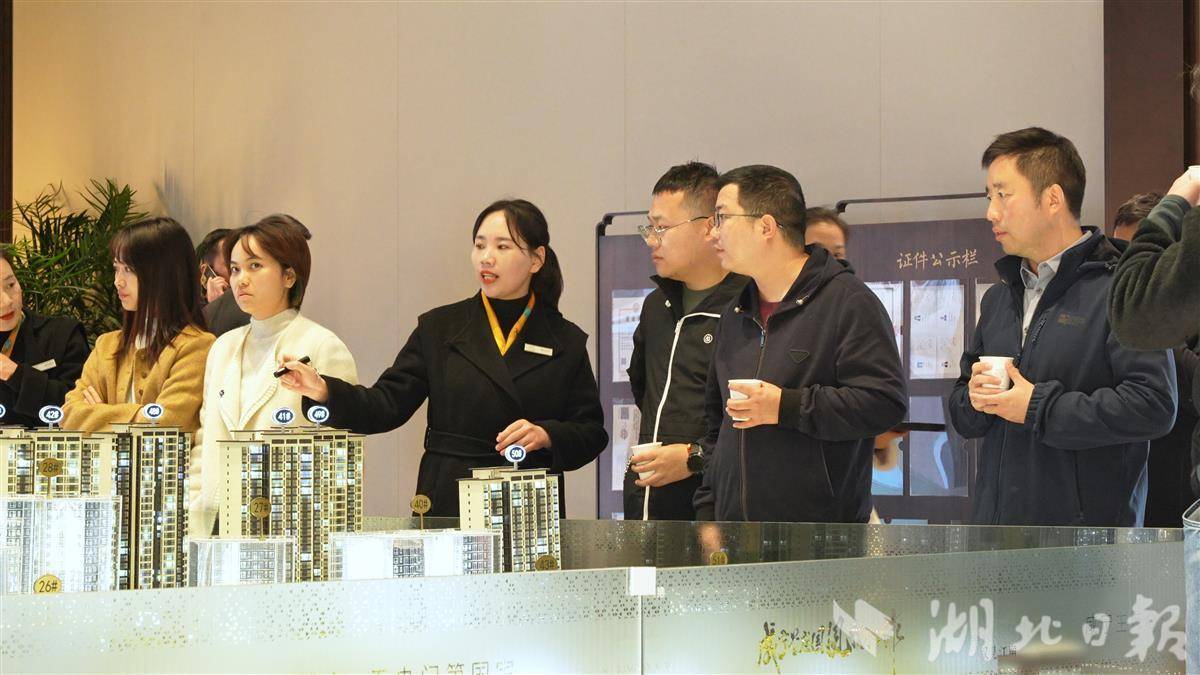 随州一楼盘营销中心内，许多市民前来看房。