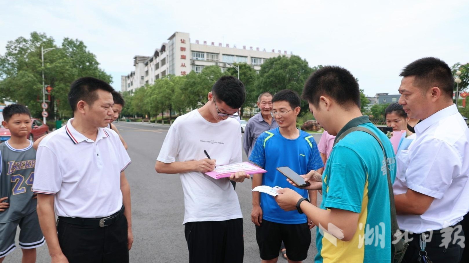 沾喜氣時隔32年清華大學錄取通知書送達通城一中學子手中