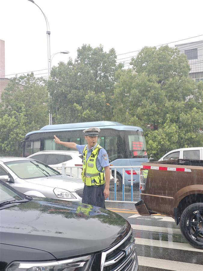 红安警方在考点周边冒雨疏导交通.jpg
