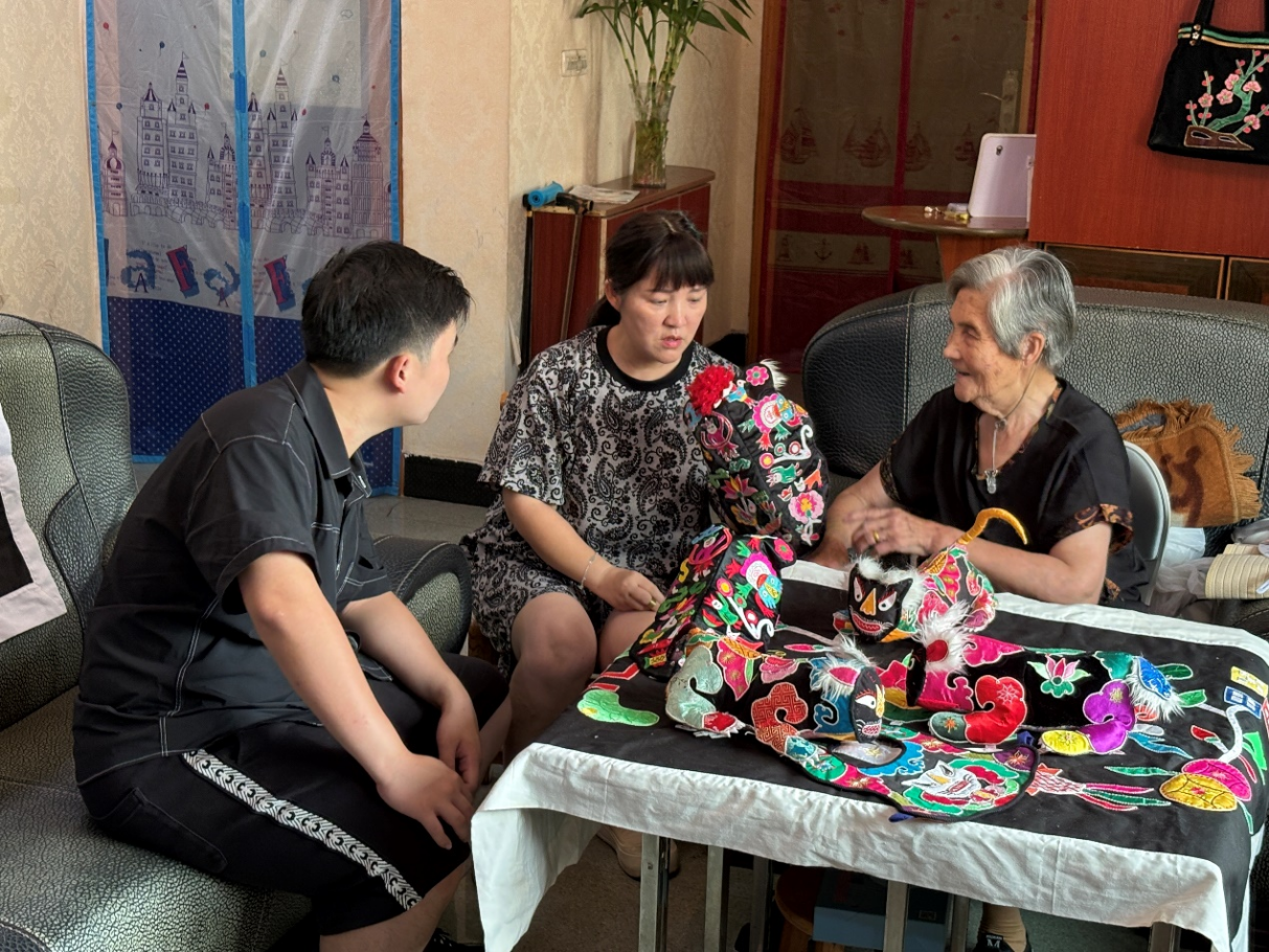 实践团队采访国家级“非遗”传承人蔡月娥 许思敏 摄.png