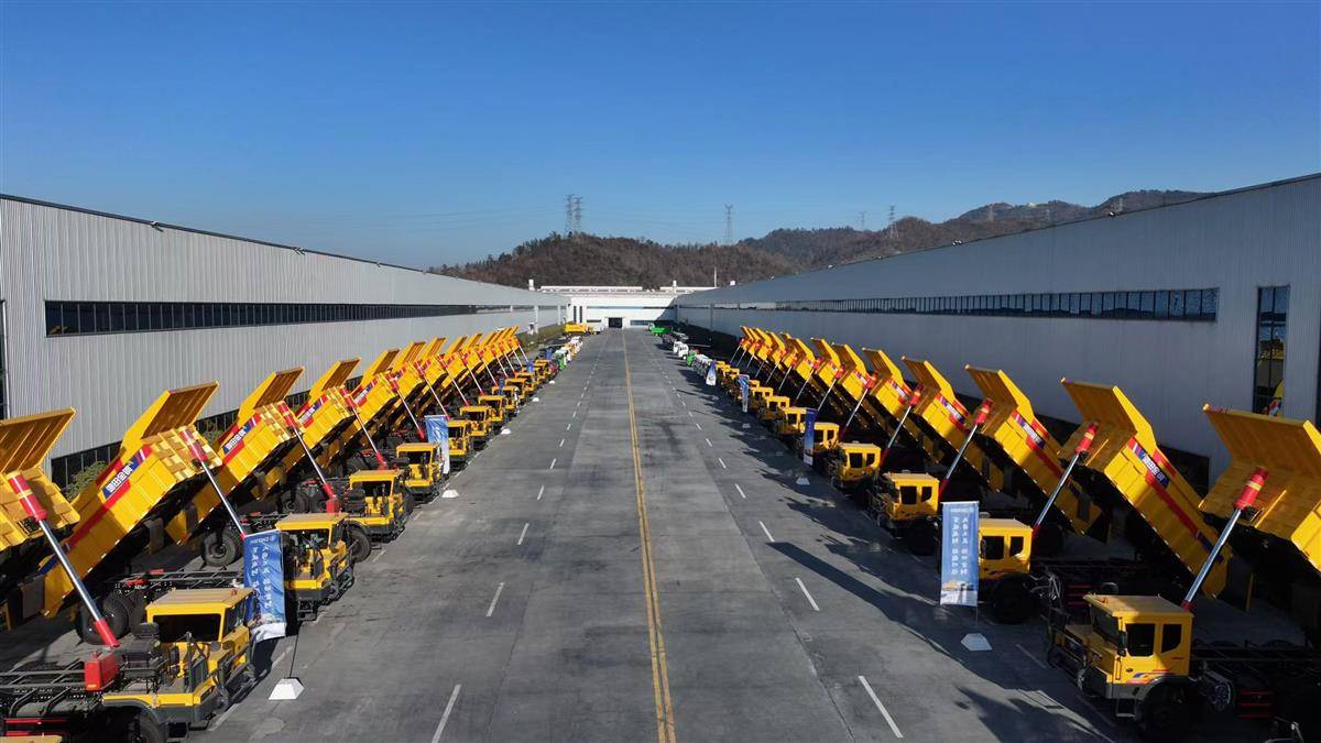 驰田汽车股份有限公司CT150KD四轴双平衡构型矿卡