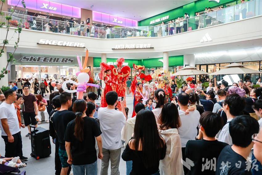 002 商场内人气很旺。杉杉奥莱 供图.jpg