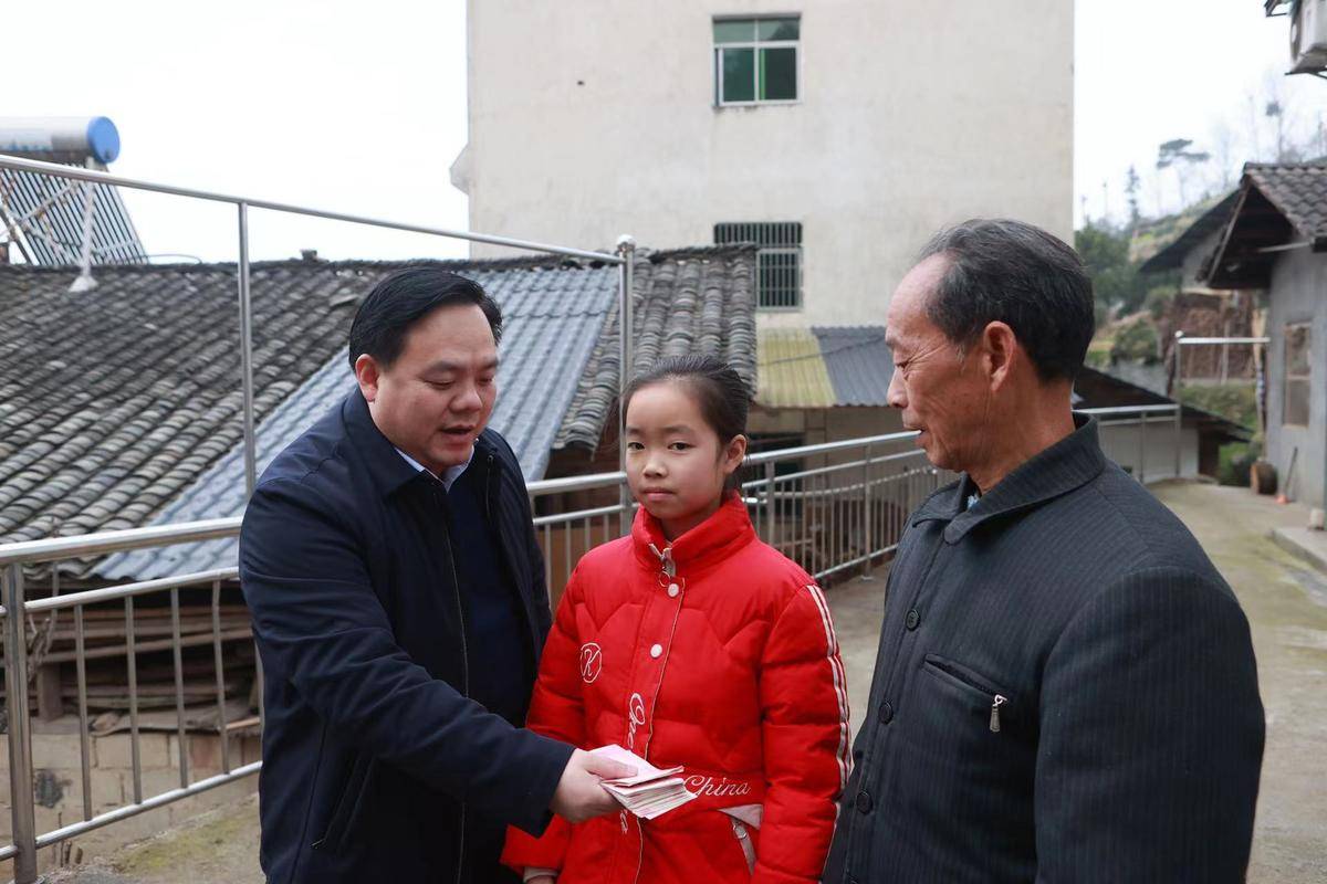 宜昌市夷陵区委常委组织部长贺笑容正月十五走穷亲