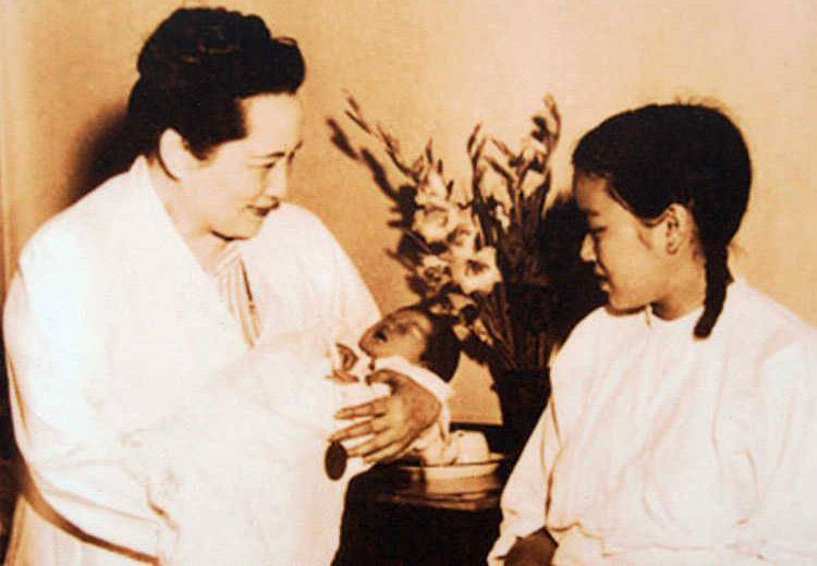 1951年9月，宋庆龄将她荣获的斯大林国际和平奖奖金，全部捐赠给中国福利会。并在上海建造了中国第一座妇幼保健院。图为宋庆龄在该院看望产妇。