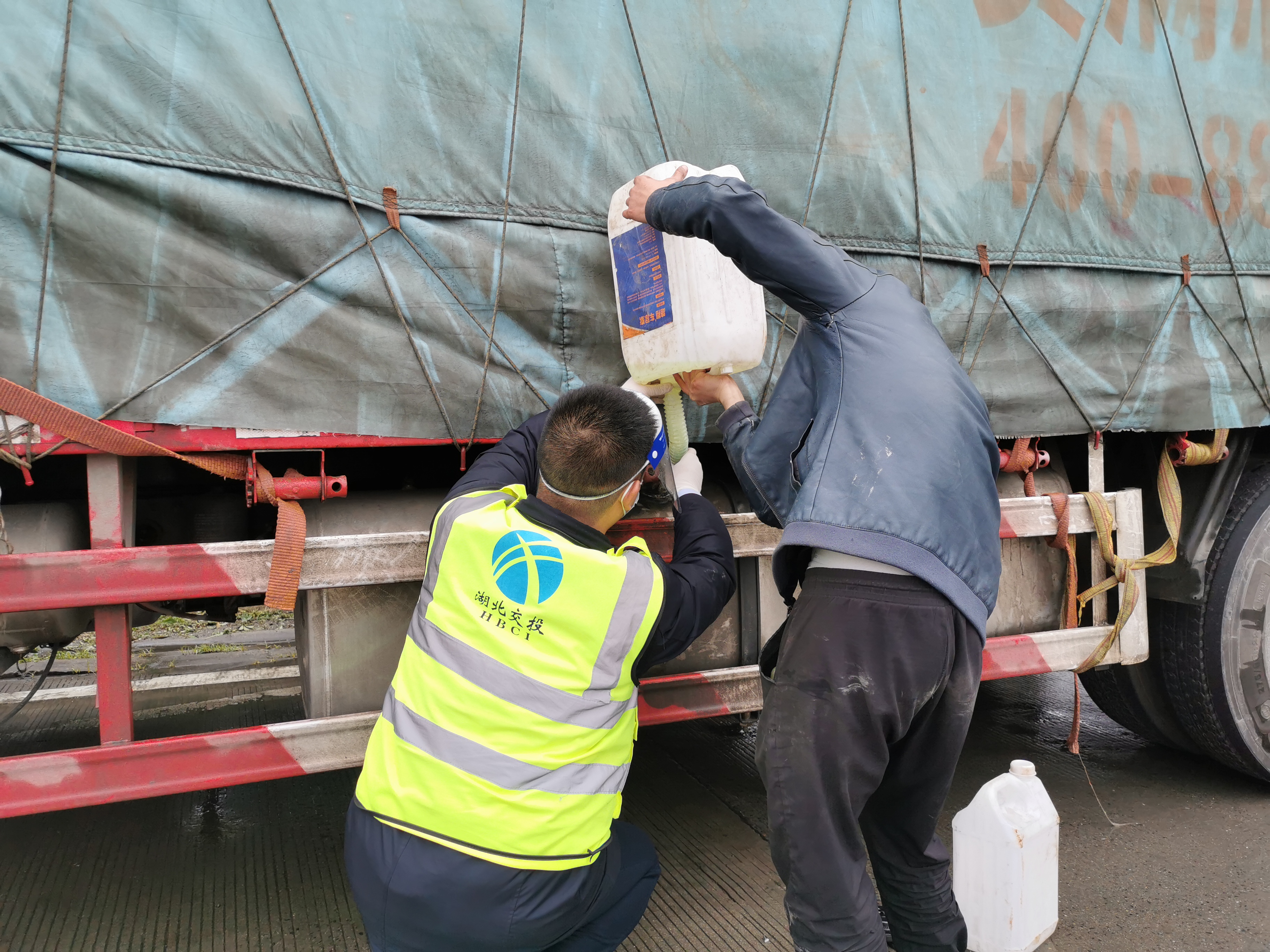 大货车趴窝襄阳高速收费员送油解困