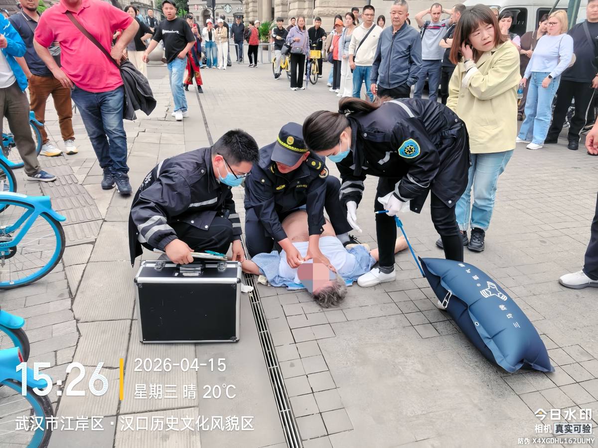 急救人员干道后，王馨广继续协助处置并将男子送上救护车 (1).jpg