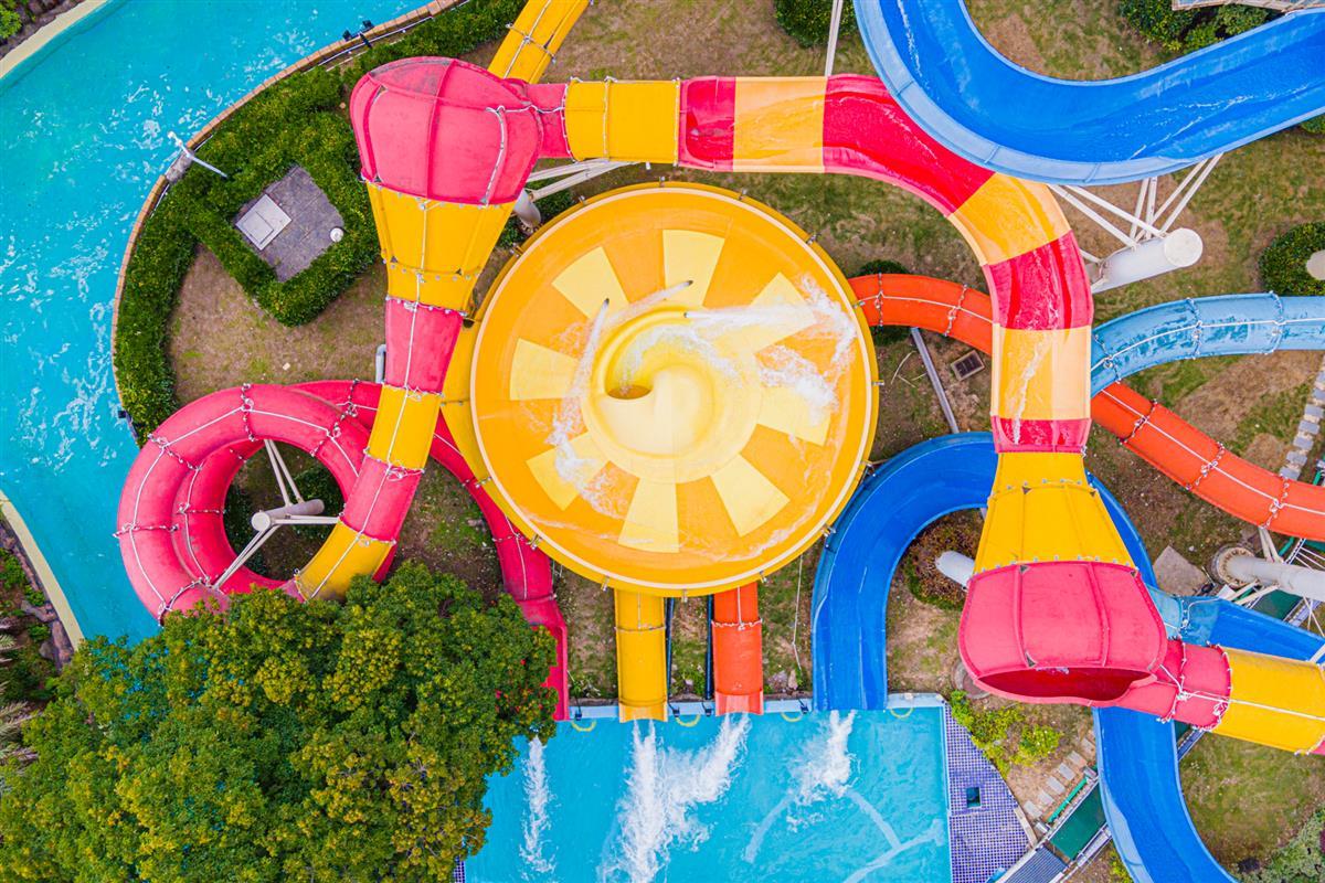 "6月18日,随着蓝色造浪池中一阵欢呼声,武汉玛雅海滩升起3米巨浪,游客