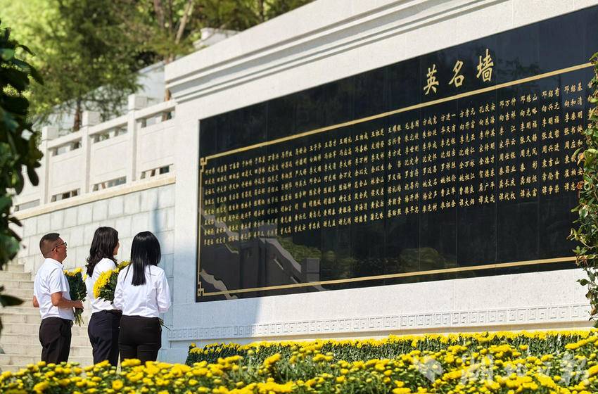 恩施市：青山埋忠骨 英魂励后人 - 湖北日报新闻客户端