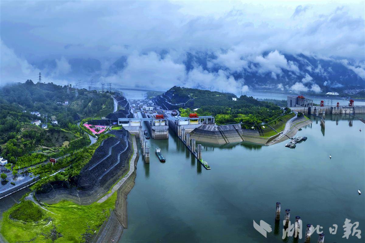 image_939458_2025年6月20日,在三峡库区宜昌市夷陵区太平溪镇境内拍摄的正在运行的三峡工程五级船闸。.jpg
