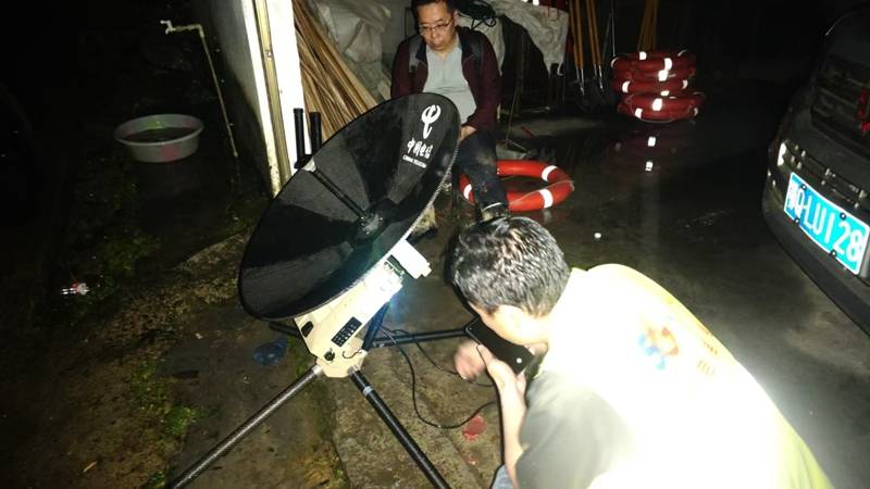 开通卫星便携基站,恢复应急通信.jpg 开通卫星便携基站,恢复应急通信.jpg