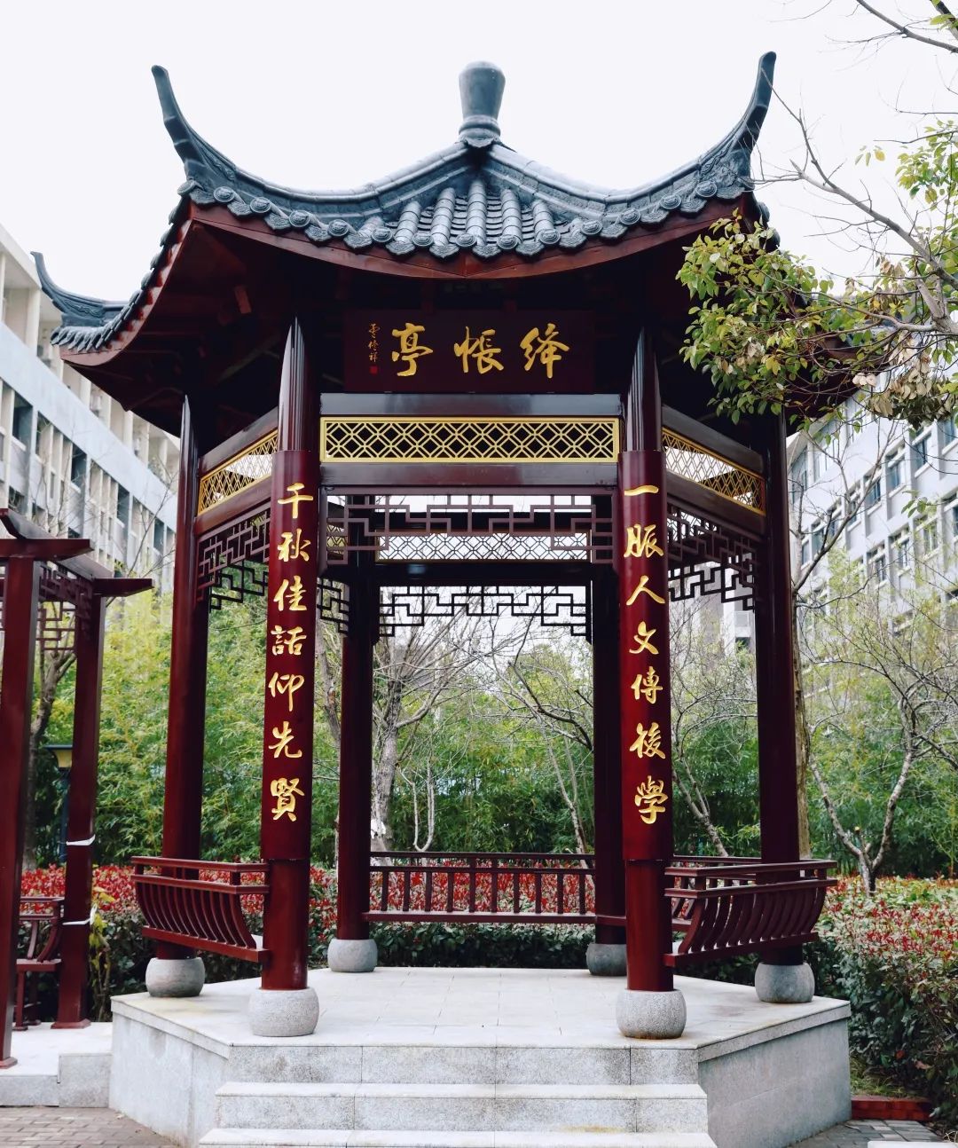 一座古色古香的六角亭悄然落成,它不仅以其独特的建筑风格成为了校园