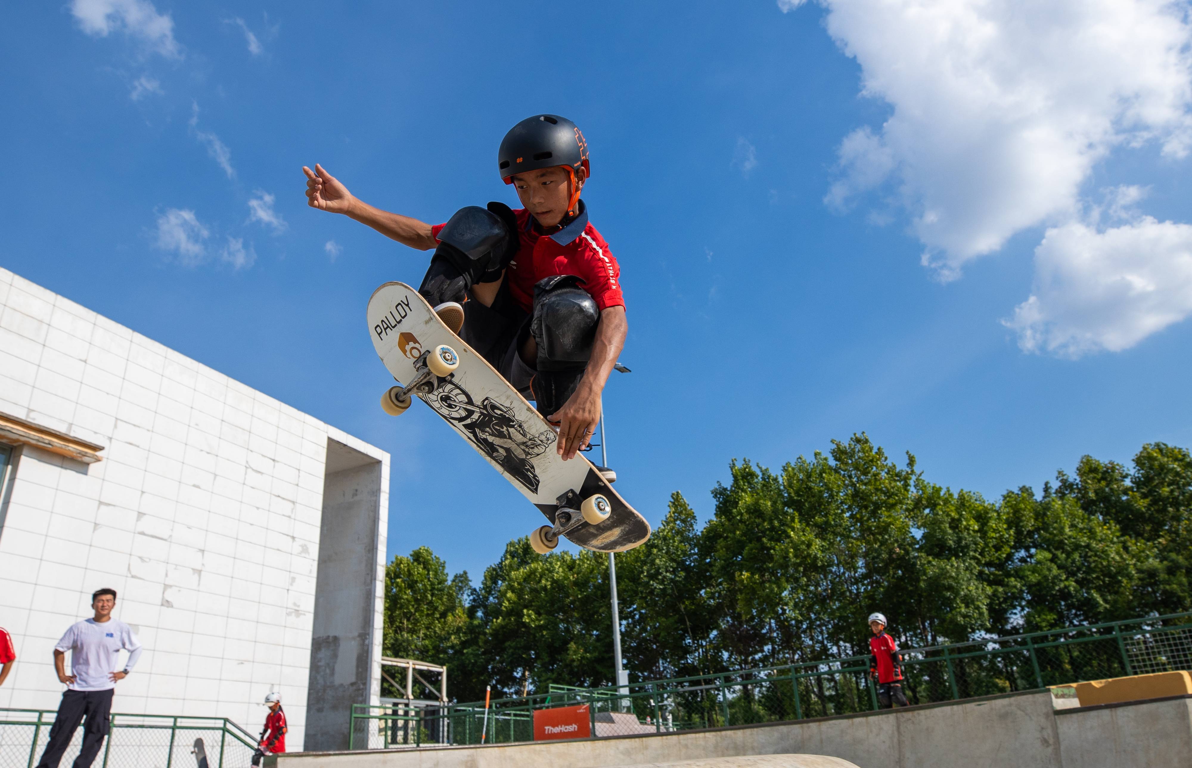 不惧酷暑 滑板少年逐梦训练场