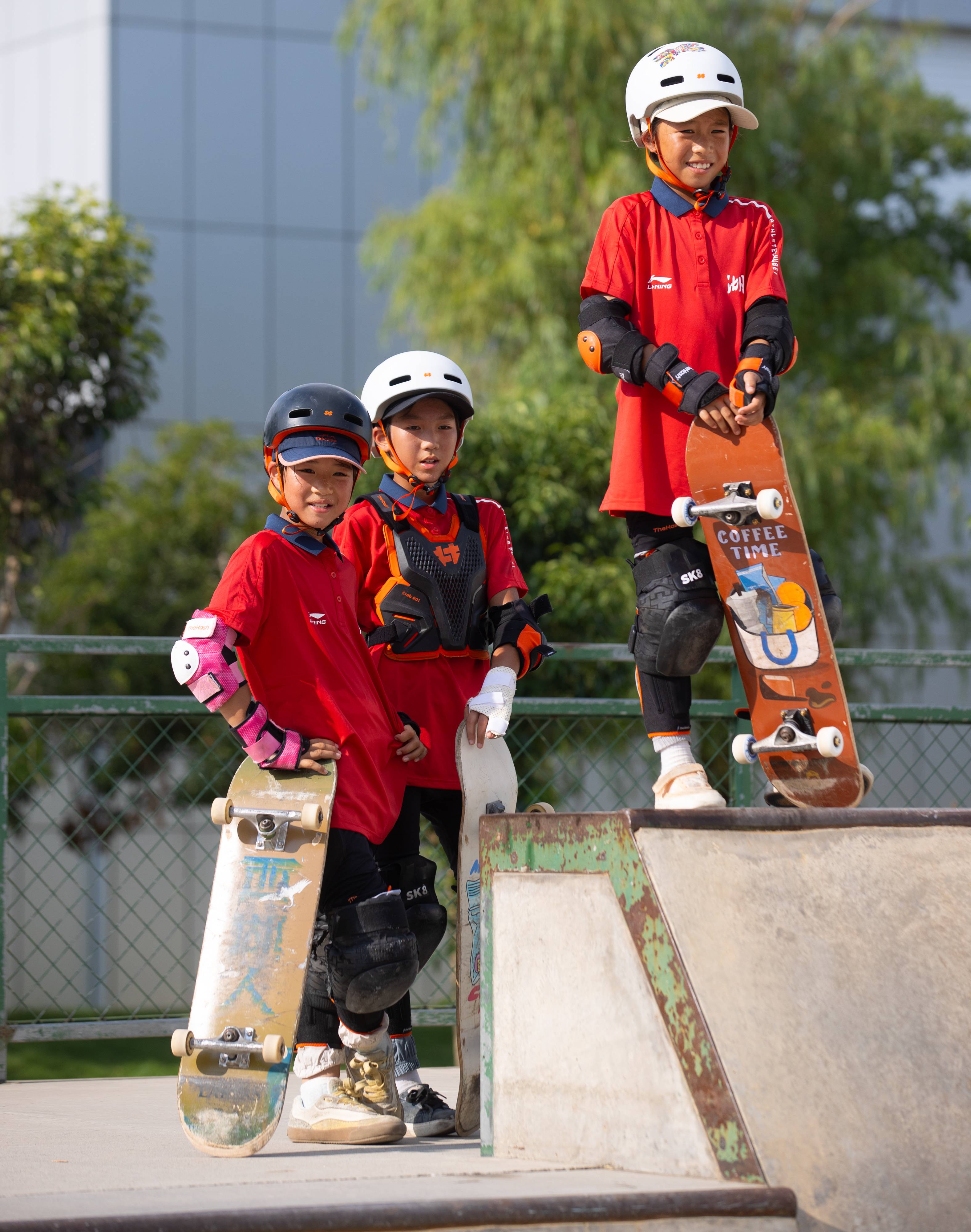不惧酷暑 滑板少年逐梦训练场
