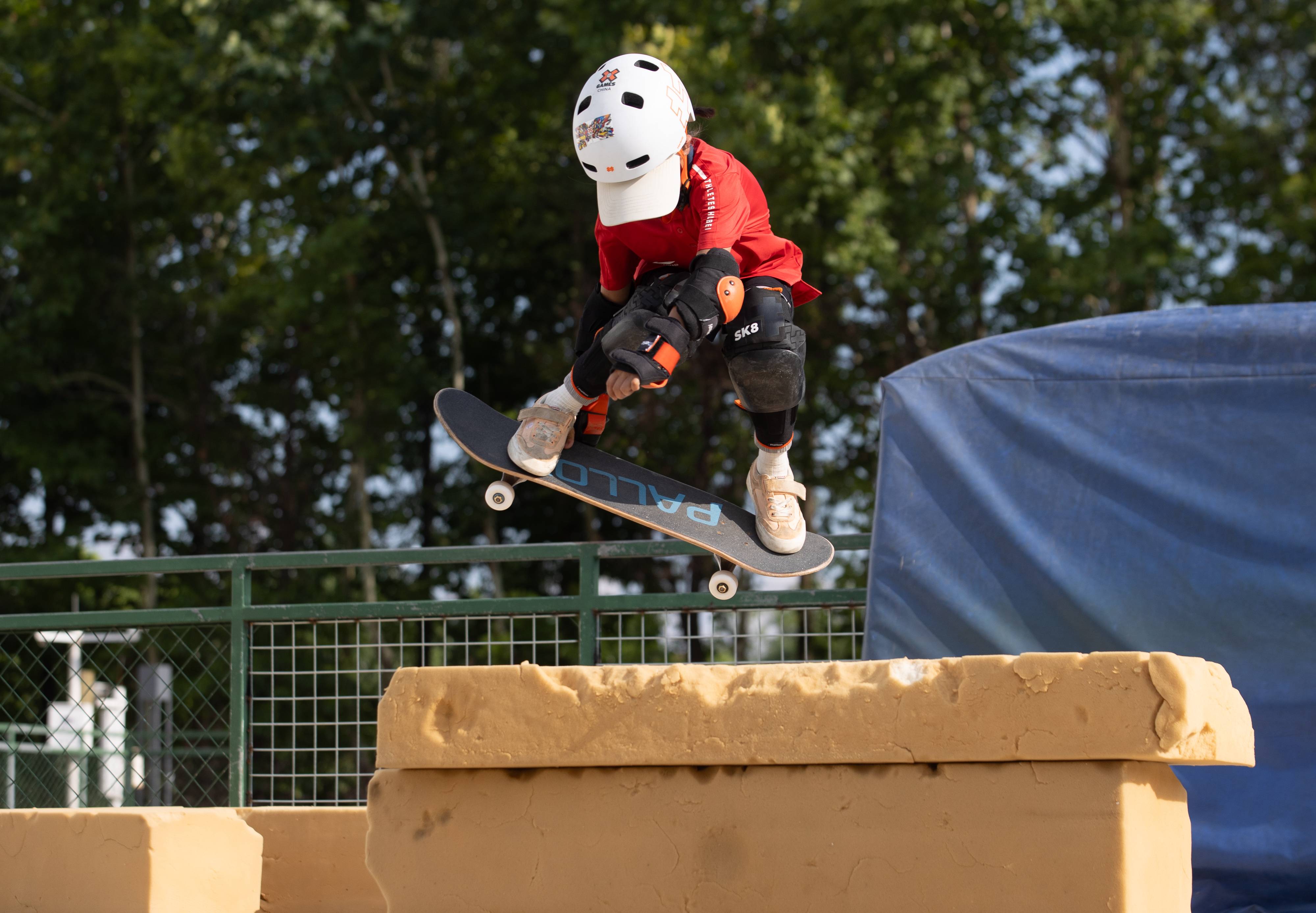 不惧酷暑 滑板少年逐梦训练场