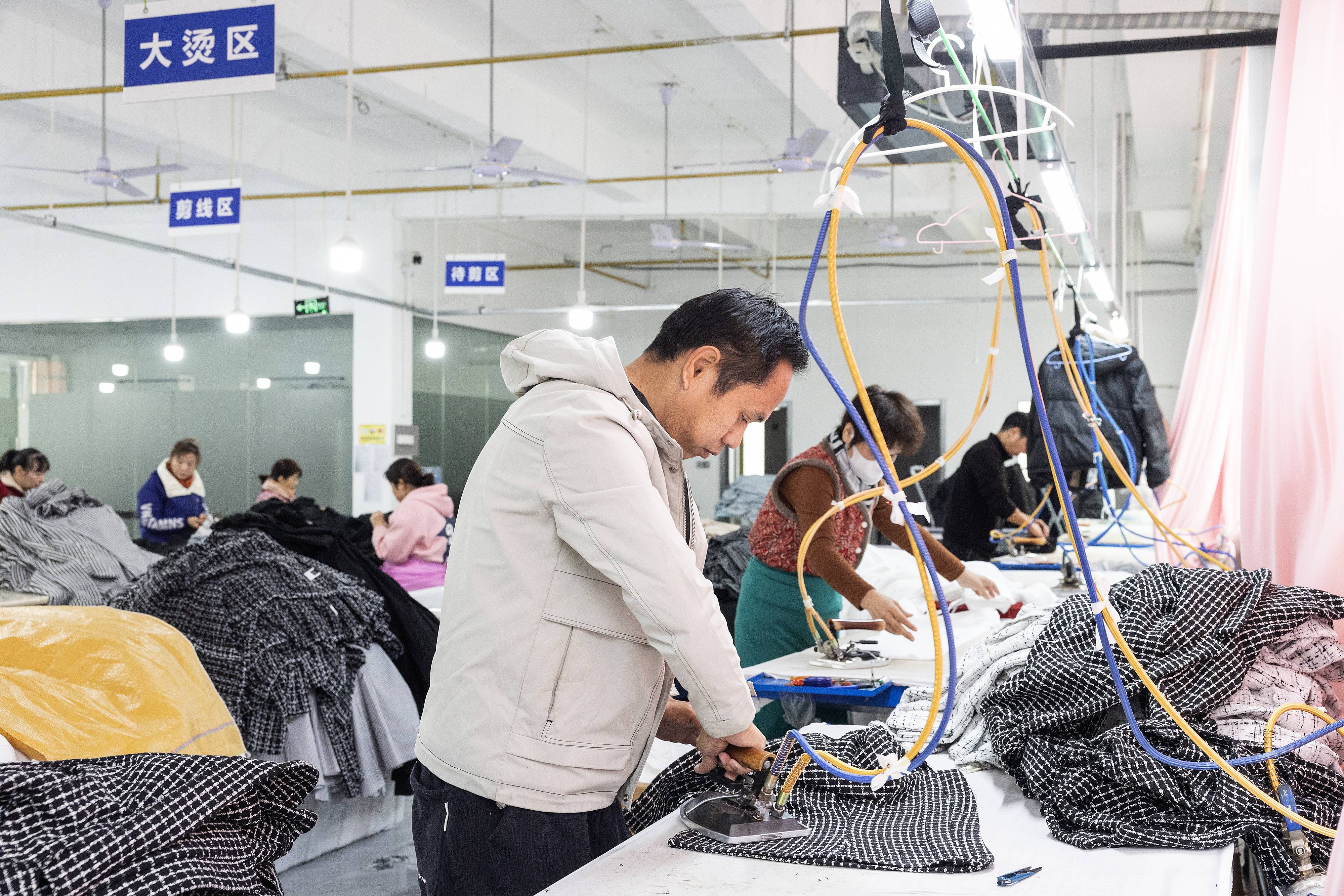 "潜江裁缝"加紧赶制外贸订单