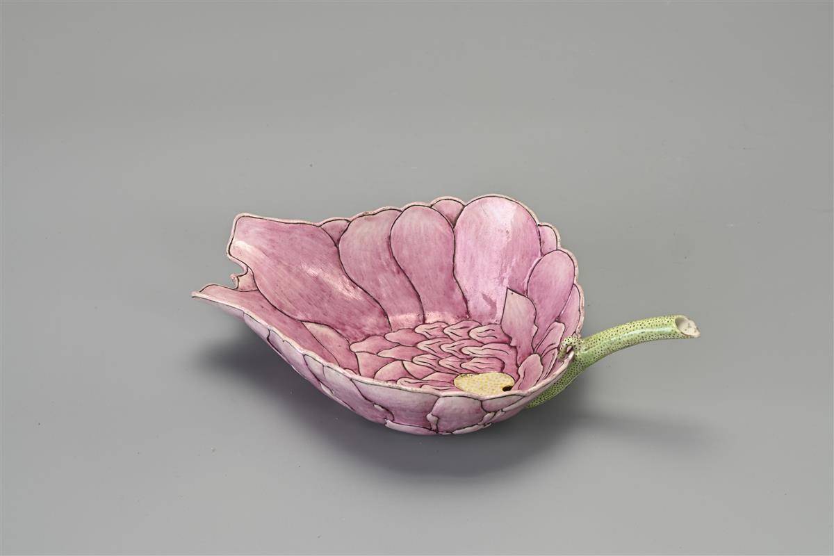 清 光绪 粉彩荷花式吸杯.jpg