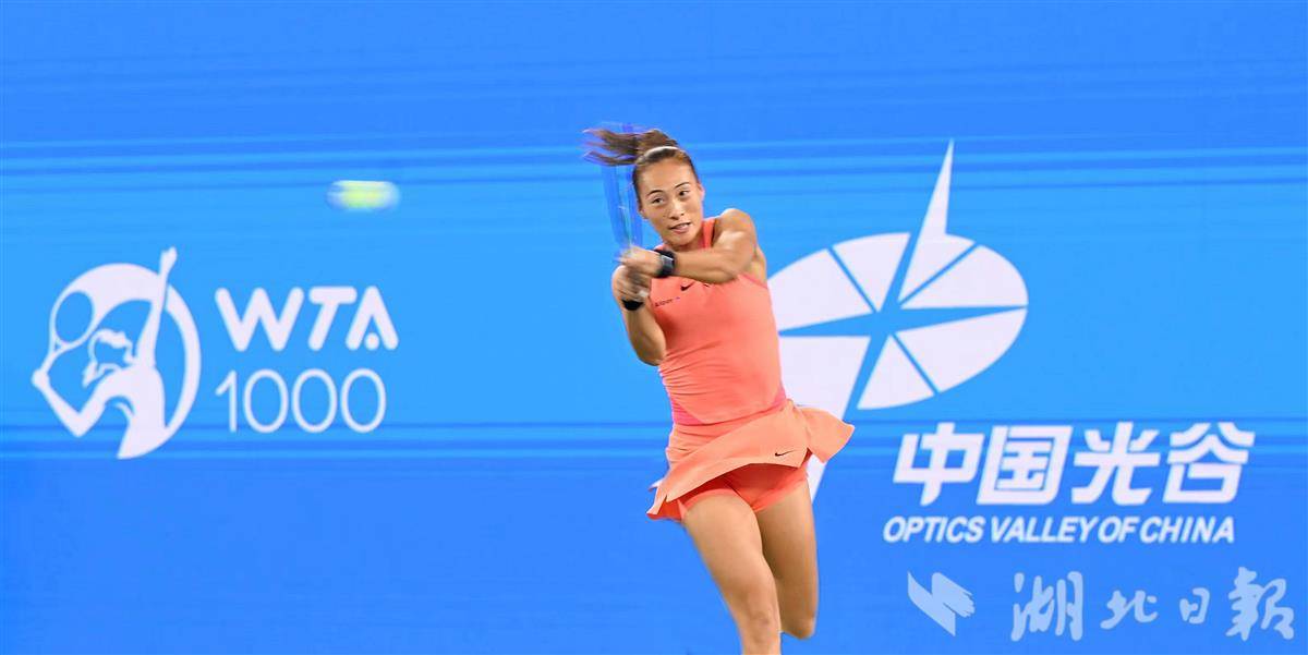 2024武汉网球公开赛上，郑钦文在比赛中.jpg