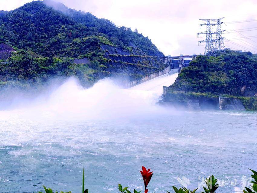 9月26日,竹山县潘口电站水库泄洪