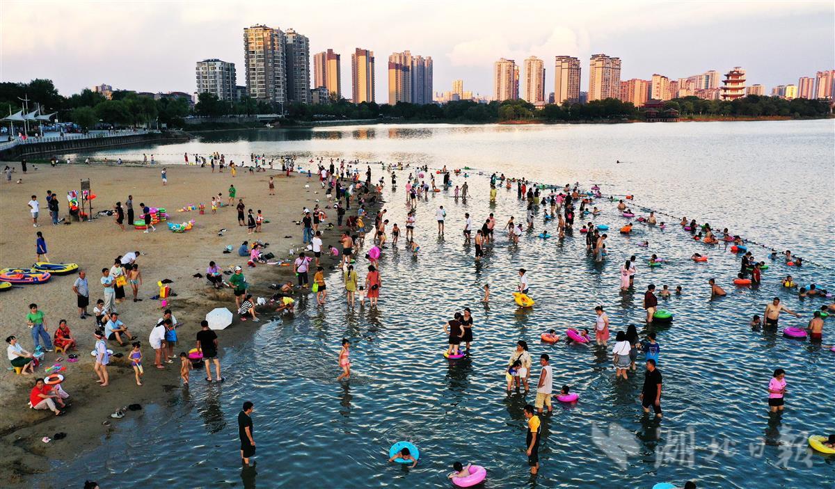 入伏以来,咸宁市持续高温天气,各大浴场,水上乐园成为众多市民消暑