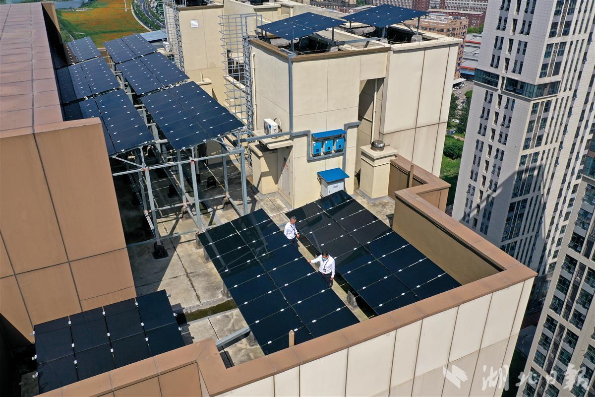 住宅楼顶装上光伏发电板