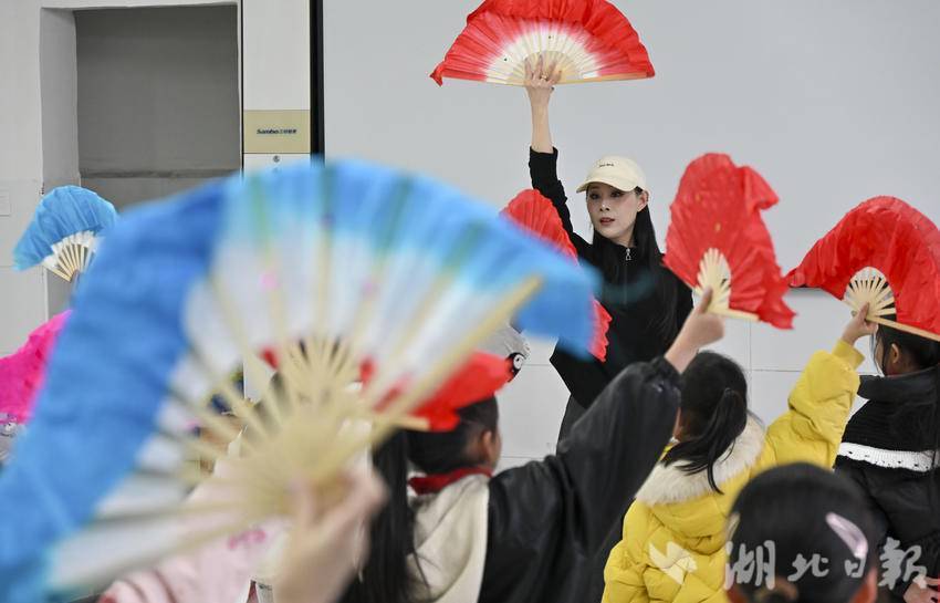 宣恩董慧：执扇舞“耍耍” 青春续薪火 - 湖北日报新闻客户端