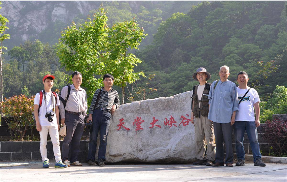 甄爱国与中科院上海辰山植物园陈彬在大别山考察