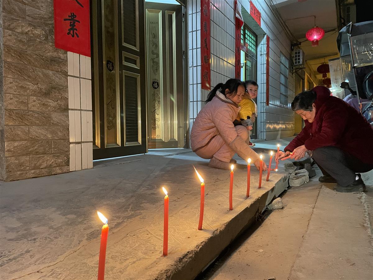 元宵夜崇阳古民居门口点亮蜡烛