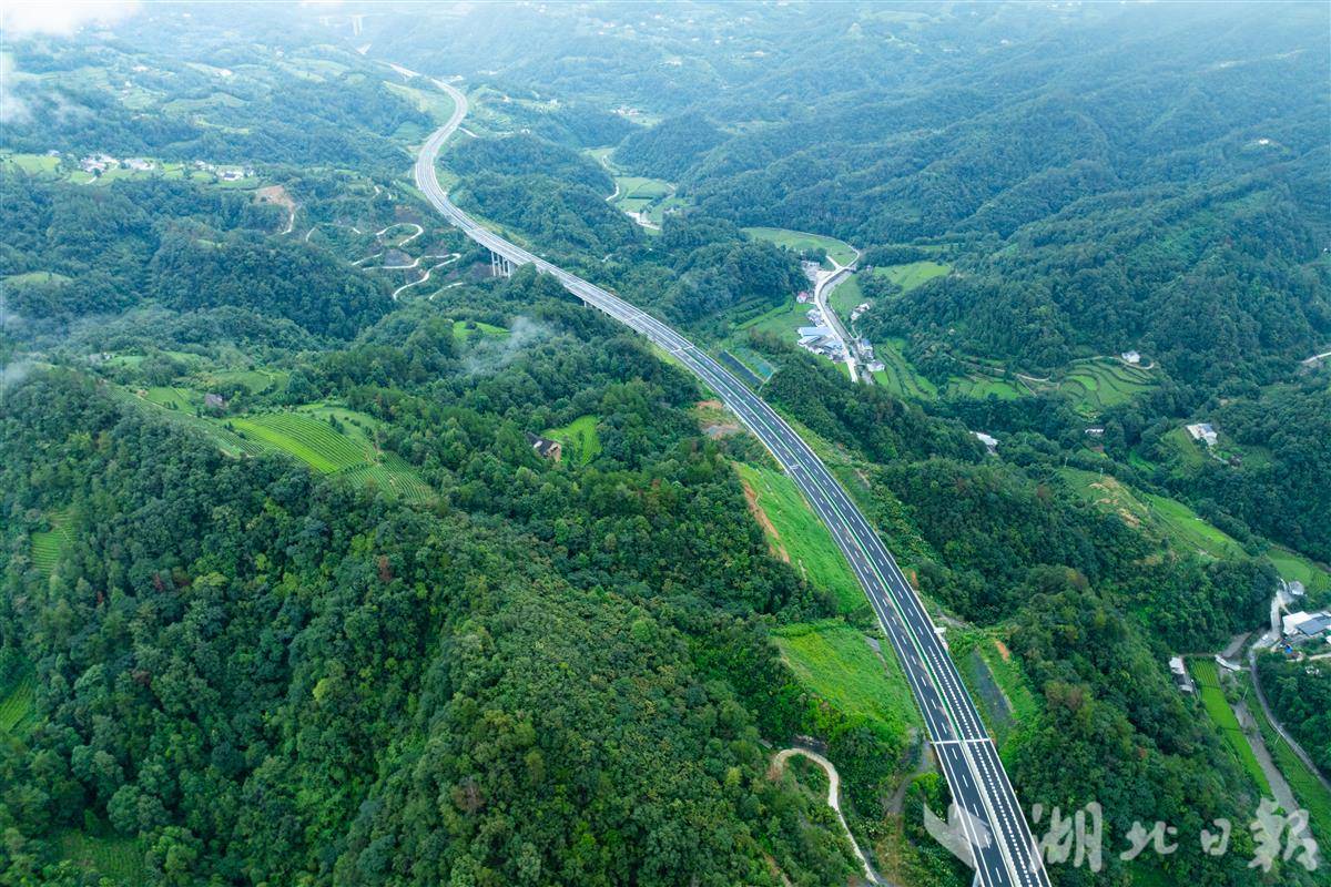 群山中的G59呼北高速鄂湘界段.jpg 群山中的G59呼北高速鄂湘界段.jpg